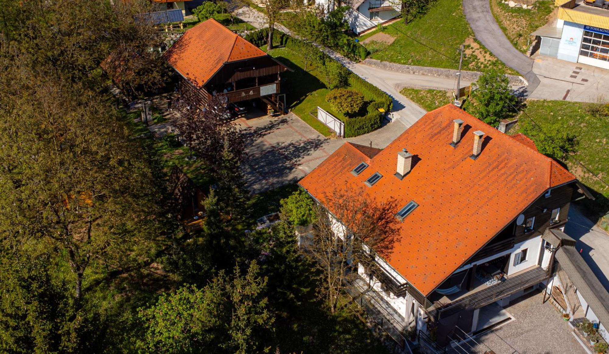 Resort Pod Orehi - Bled - Apartma & Glamping & Savna Екстериор снимка