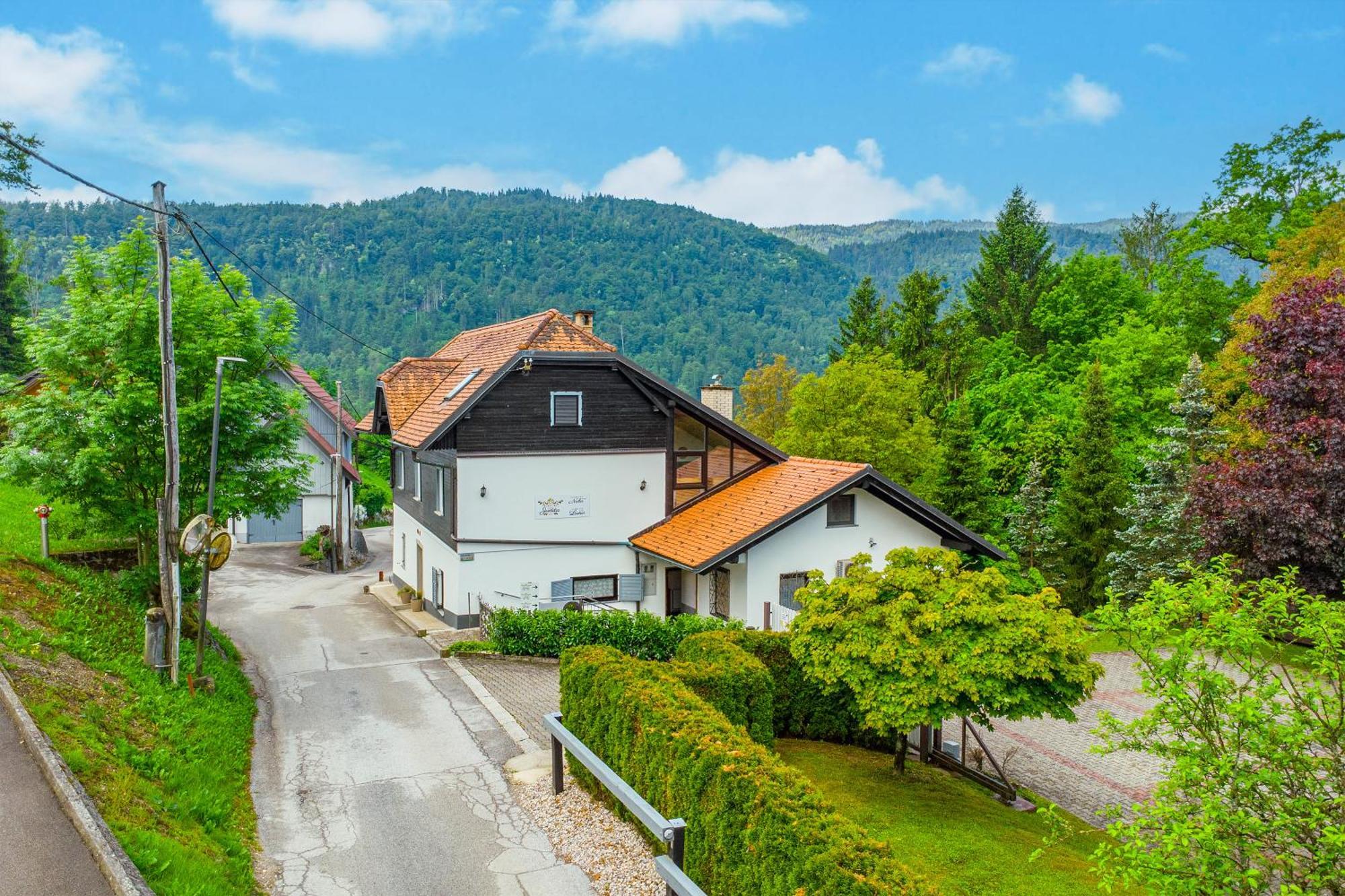 Resort Pod Orehi - Bled - Apartma & Glamping & Savna Екстериор снимка